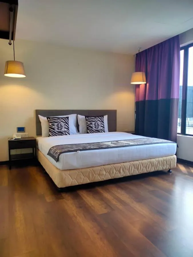 9 Square Hotel - Subang Субанг-Джая 3*,  Малайзия